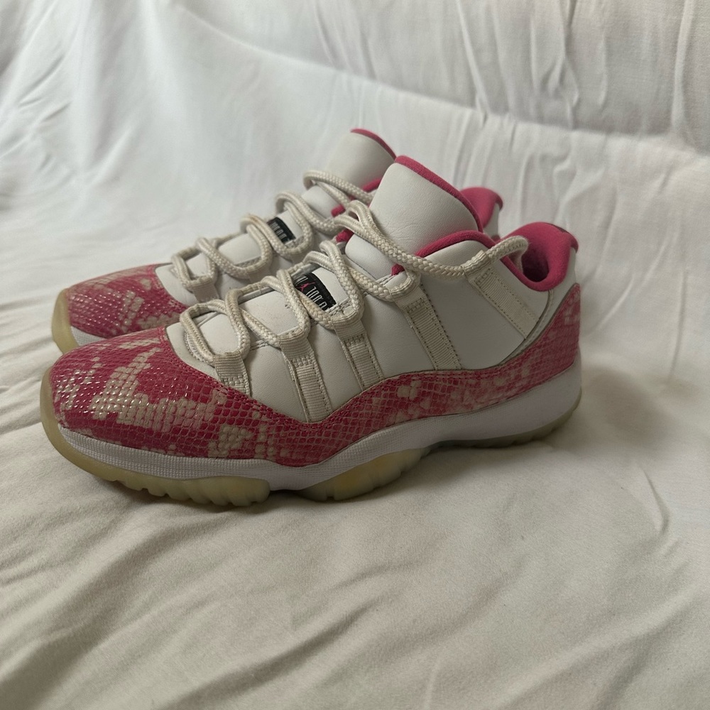 WMNS Air Jordan 11 Retro Low Pink Snakeskin Size 8.5
